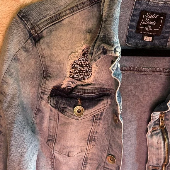 Trendy Light Blue Distressed Denim Jacket - Picture 4 of 11